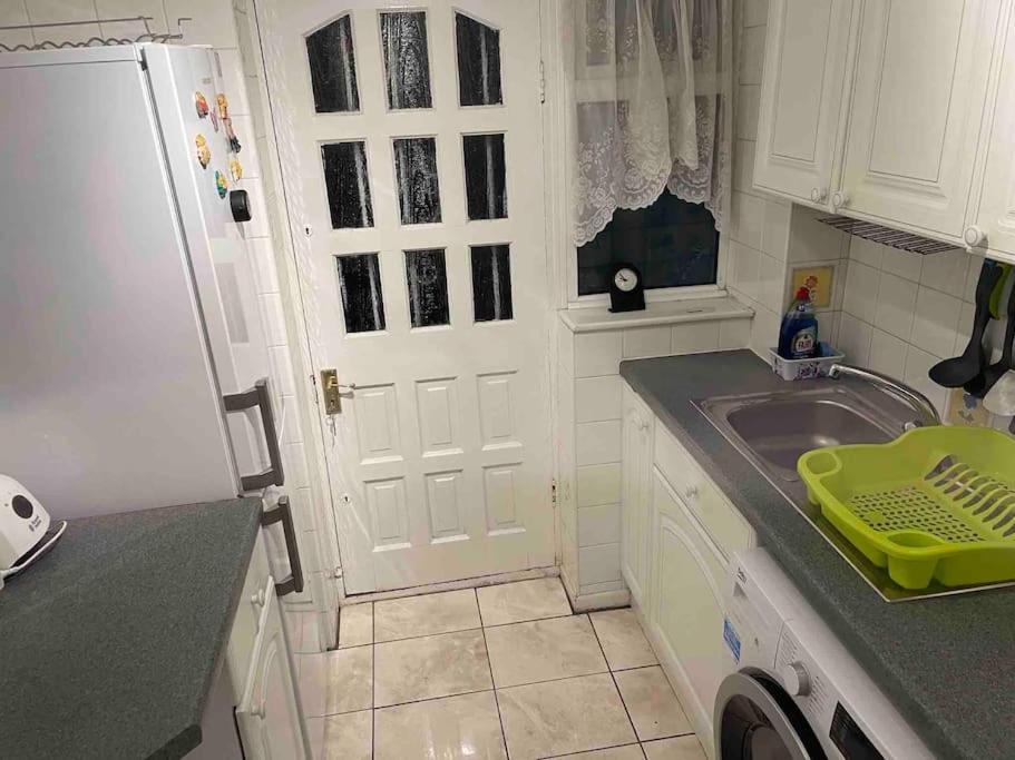 Princess 3 Bedroom House + Offstreet Parking +Wifi Leeds  Zewnętrze zdjęcie