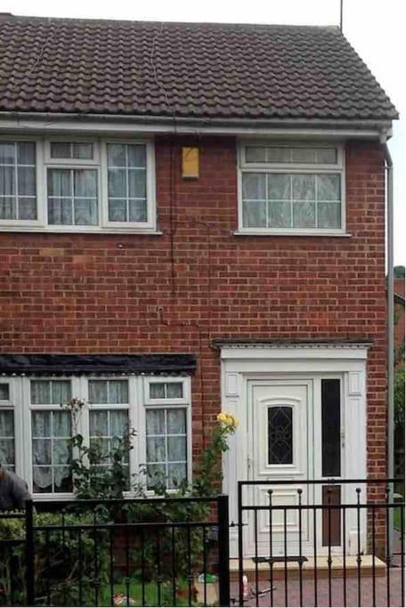 Princess 3 Bedroom House + Offstreet Parking +Wifi Leeds  Zewnętrze zdjęcie